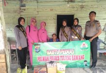 Polwan dan PC Bhayangkari Tulang Bawang Bantu Lima Warga Kurang Mampu