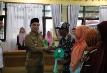 Penyerahan Beasiswa dan Bedah Rumah