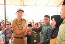 Bupati Lampung Barat Kembali Serahkan PTSL