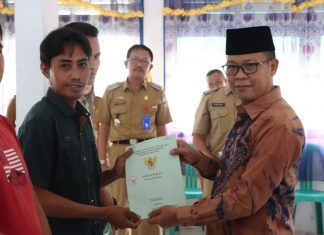 Bupati Pesibar Bagikan Sertifikat Tanah PTSL