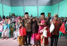 400 Lansia Dari Delapan Pekon Kecamatan Way Tenong Terima Paket Sembako Dari Bupati Lampung Barat