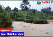 BANJIR DI LAMPUNG BARAT SERET MOBIL DAN MOTOR