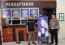 Seksi Humas Polres Lampung Barat Sosialisasikan Aplikasi Polri SuperApp Di Tempat Pelayanan Publik