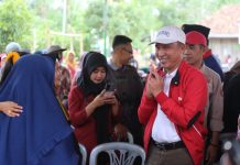 Bupati Lampung Barat Melalui Dinsos Bagikan Sembako Untuk 15 Kecamatan