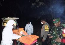 Inafis Polres Lampung Barat bersama Polsek Balik bukit evakuasi penemuan mayat yang sudah membusuk