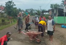 Perbaiki Jalan Peratin Tanjung Sari Sukamto Ajak Warganya Bergotong Royong