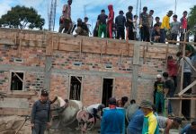 Kepala Sekolah MAN 1 Liwa Ikhsanuddin, M.Pd Kerahkan Guru Dan Murid Bergotong Royong Cor Dak Masjid